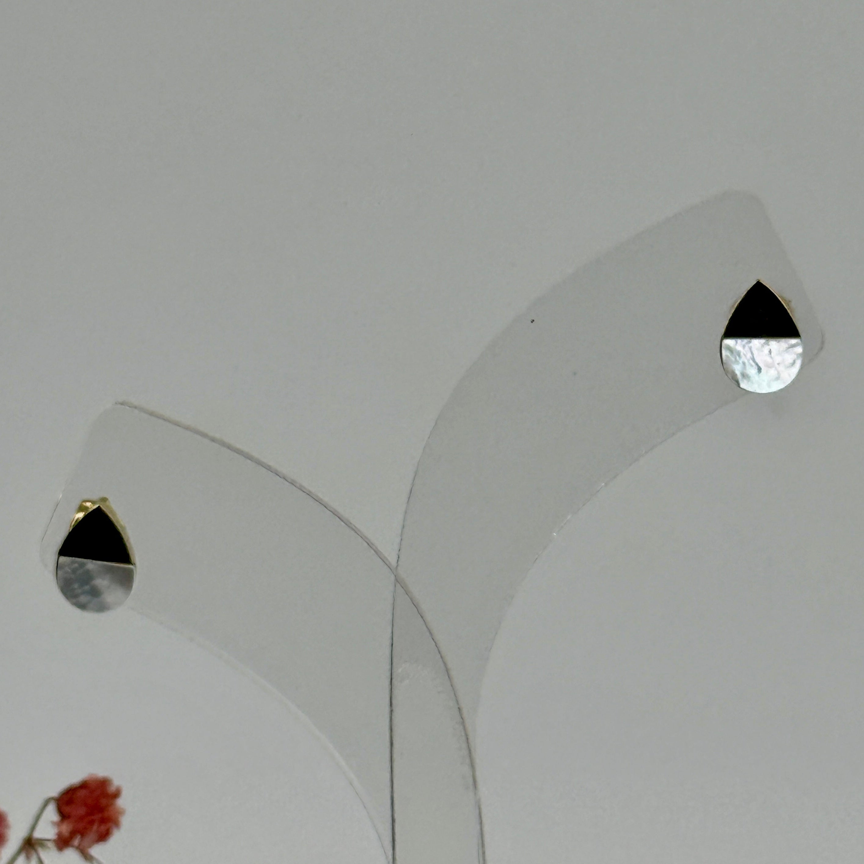 Vergoldete Ohrstecker aus Edelstahl – Zweifarbiges, goldenes und perlmuttfarbenes Tropfen-Design.