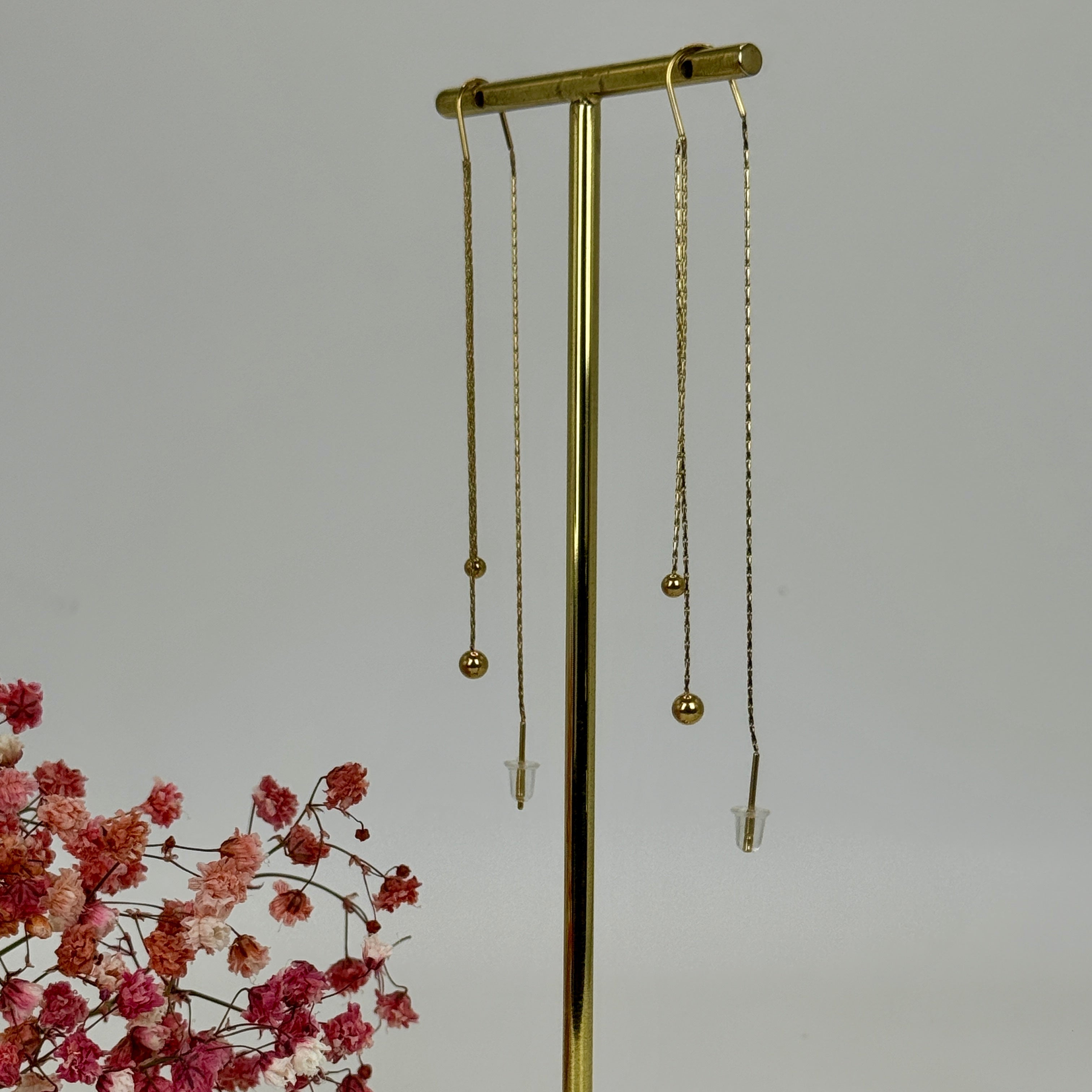 Feine Kettenohrringe mit kleiner Metallperle, lange minimalistisch – Vergoldeter Edelstahl.