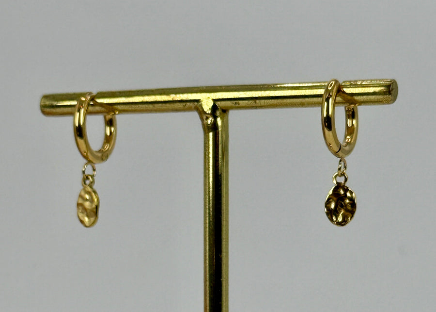 Mini creool oorbellen verguld met gehamerde ronde hanger – Verguld of verzilverd roestvrij staal.