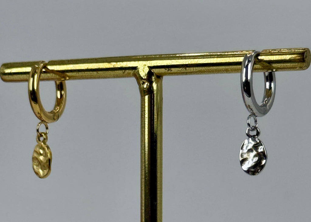 Mini-Creolen-Ohrringe, goldfarben, mit gehämmertem runden Anhänger – Edelstahl vergoldet oder versilbert.