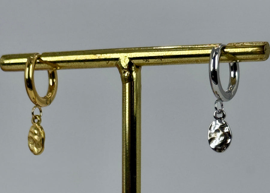 Mini creool oorbellen verguld met gehamerde ronde hanger – Verguld of verzilverd roestvrij staal.