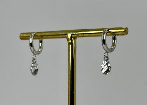Mini creool oorbellen verguld met gehamerde ronde hanger – Verguld of verzilverd roestvrij staal.