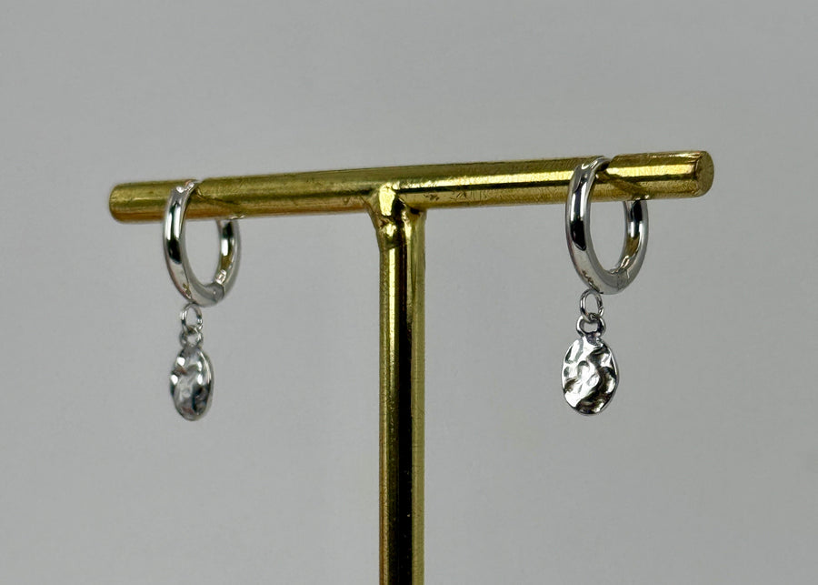 Mini creool oorbellen verguld met gehamerde ronde hanger – Verguld of verzilverd roestvrij staal.