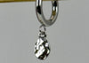 Mini creool oorbellen verguld met gehamerde ronde hanger – Verguld of verzilverd roestvrij staal.