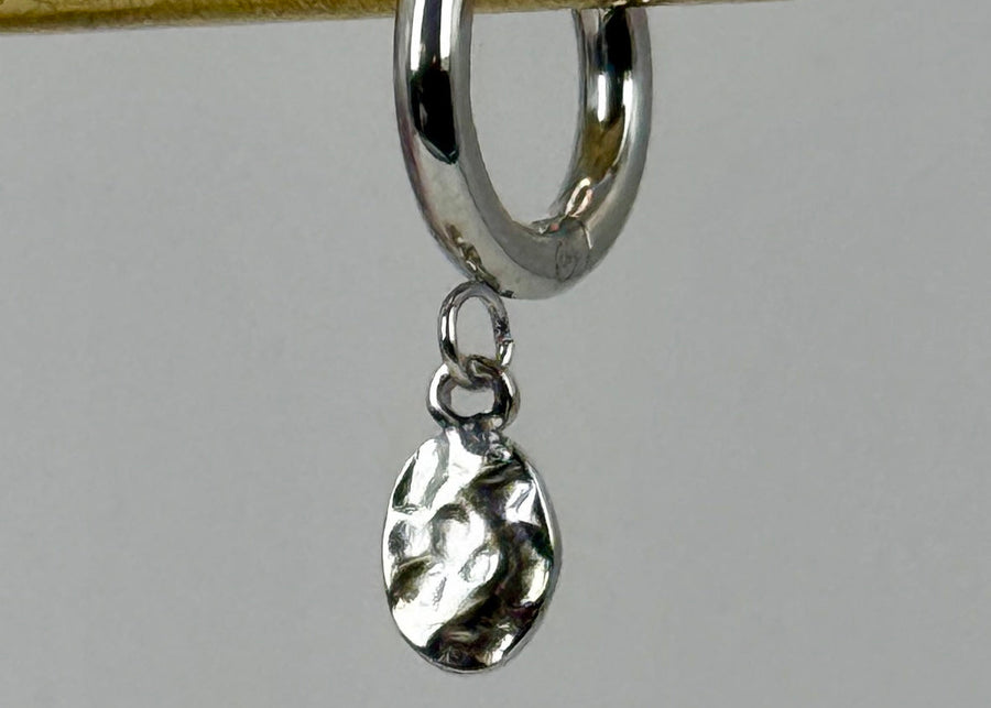Mini creool oorbellen verguld met gehamerde ronde hanger – Verguld of verzilverd roestvrij staal.
