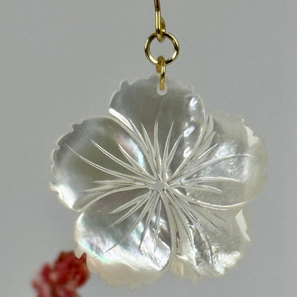 Ohrringe Große Perlmuttblume.