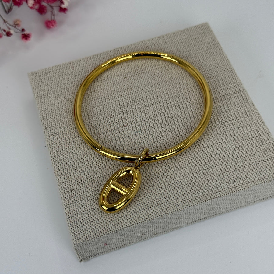 Goldfarbener, starrer Armreif aus Edelstahl – Anhänger im Ankerketten-Design.