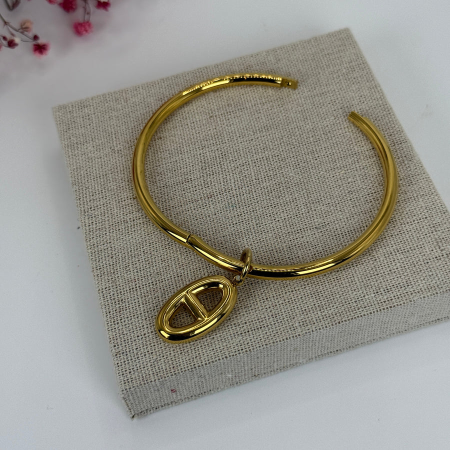 Goldfarbener, starrer Armreif aus Edelstahl – Anhänger im Ankerketten-Design.