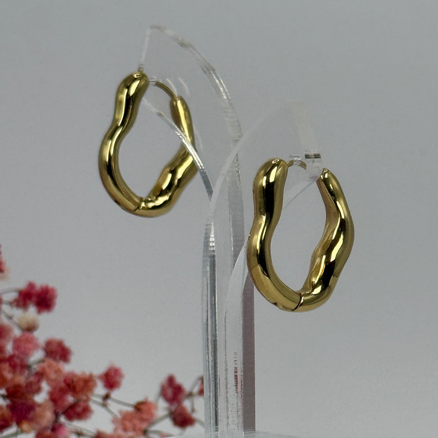 Boucles d’oreilles créoles ondulées dorées – Acier inoxydable.