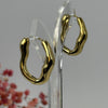 Boucles d’oreilles créoles ondulées dorées – Acier inoxydable.