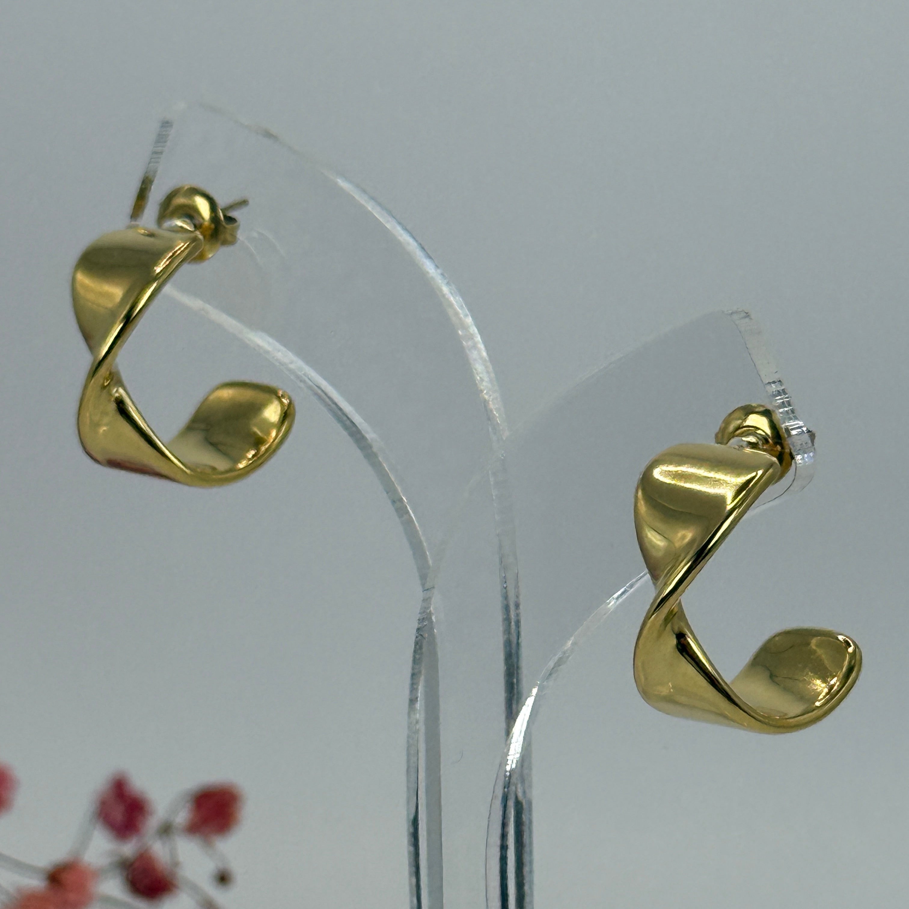 Gewellte Ohrringe aus goldfarbenem Edelstahl – Skulpturales Design und moderner Glanz.