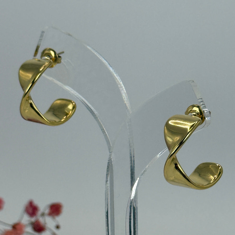 Gewellte Ohrringe aus goldfarbenem Edelstahl – Skulpturales Design und moderner Glanz.