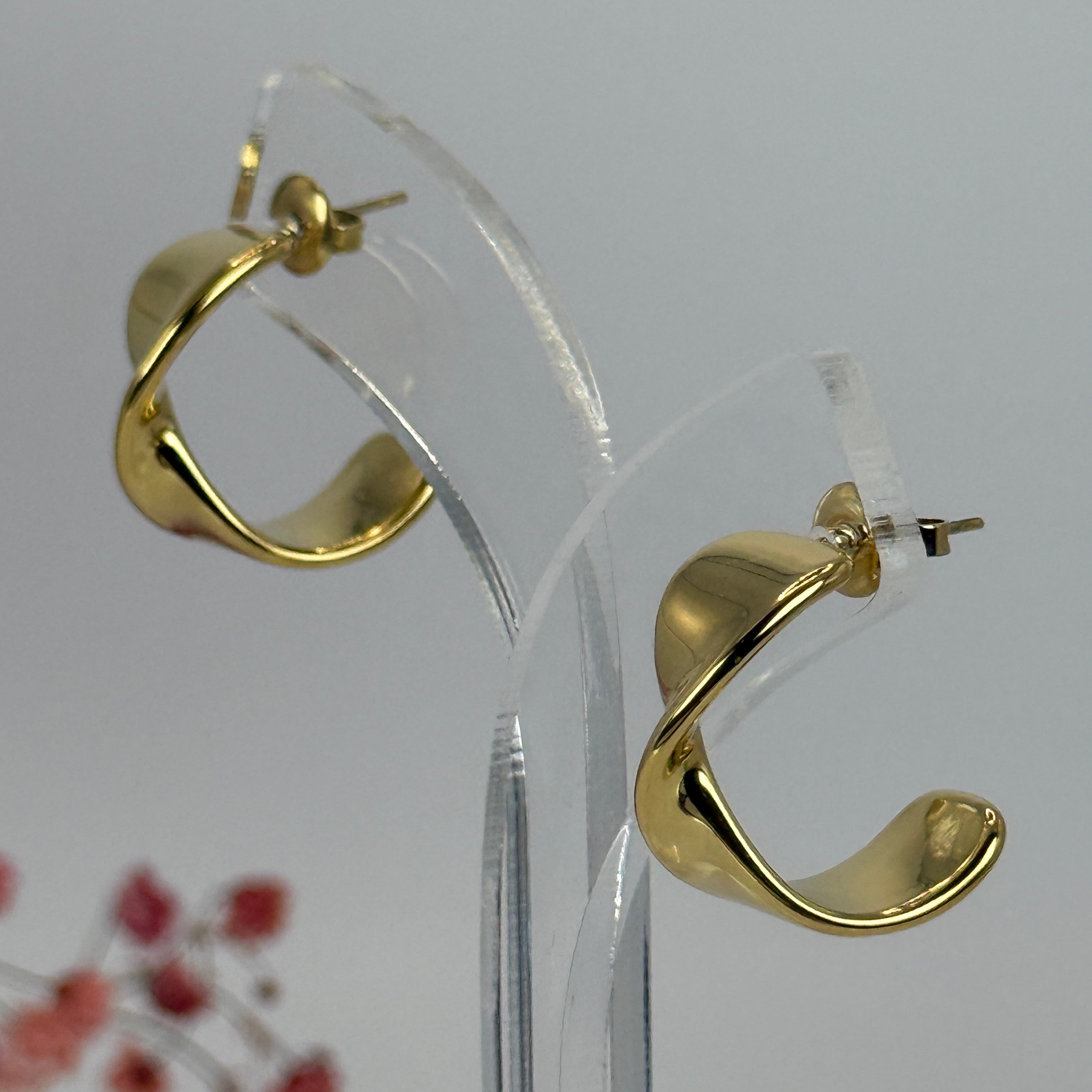 Gewellte Ohrringe aus goldfarbenem Edelstahl – Skulpturales Design und moderner Glanz.