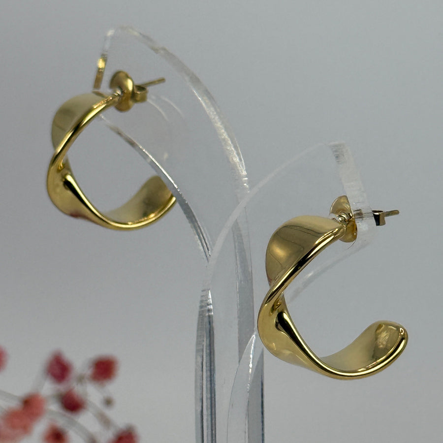 Gewellte Ohrringe aus goldfarbenem Edelstahl – Skulpturales Design und moderner Glanz.