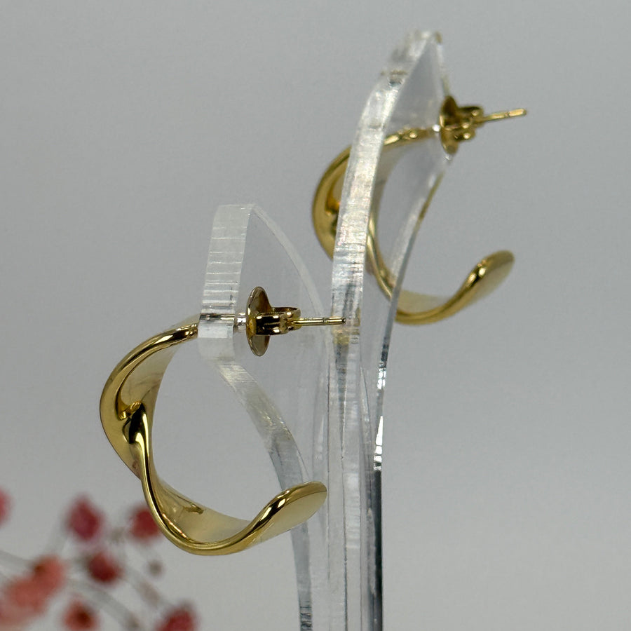 Gewellte Ohrringe aus goldfarbenem Edelstahl – Skulpturales Design und moderner Glanz.
