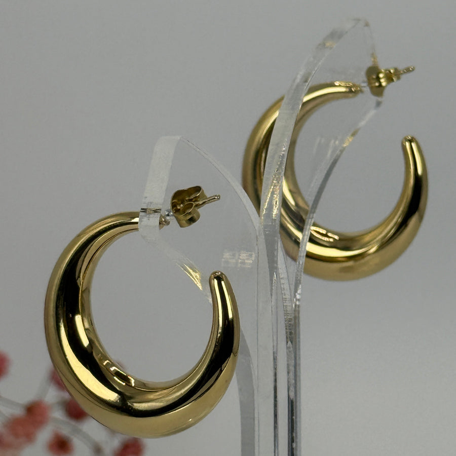 Boucles d’oreilles courbées en acier inoxydable doré – Modernes, brillantes et durables.