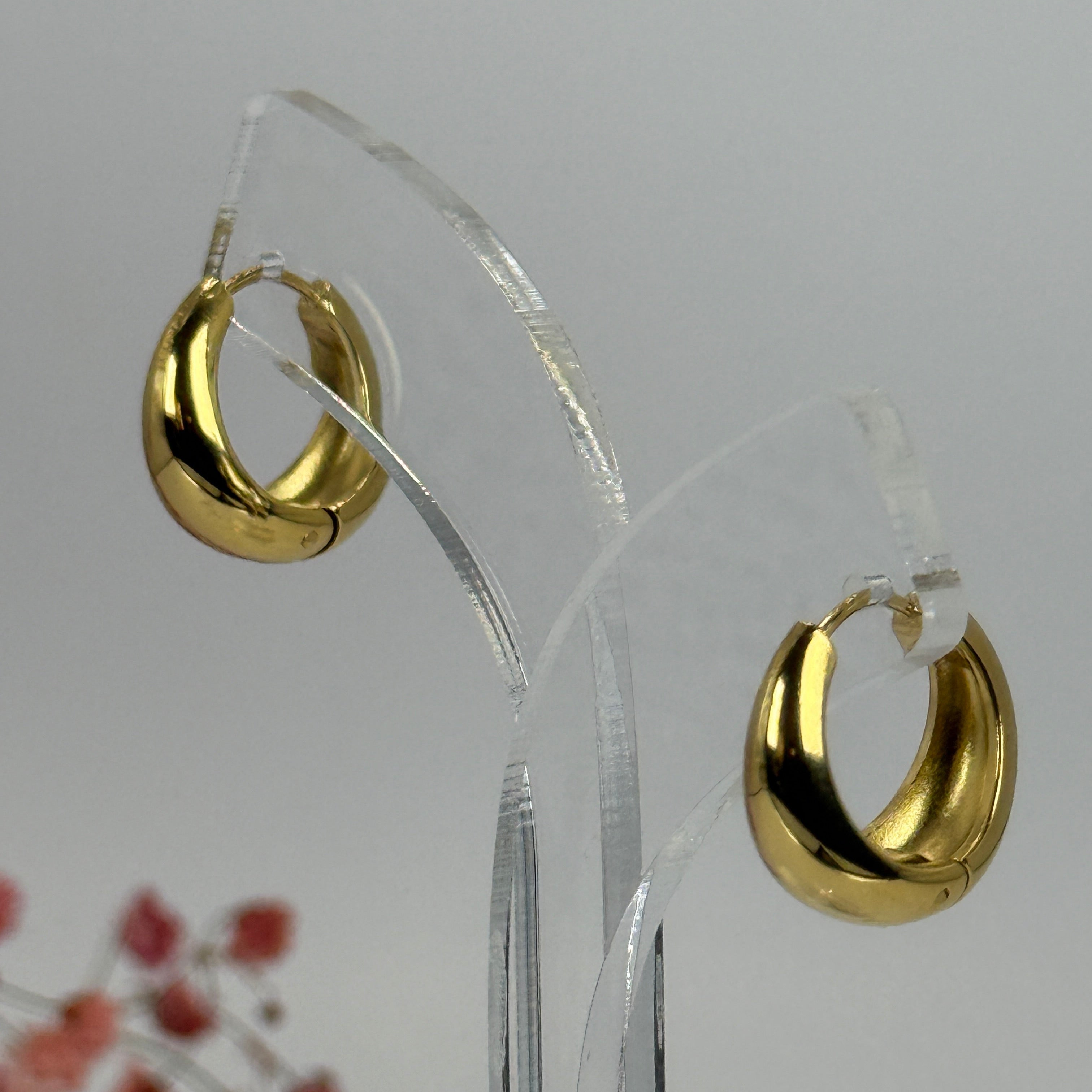 Dicke Creolen aus goldfarbenem Edelstahl – Minimalistisch, glänzend und langlebig.