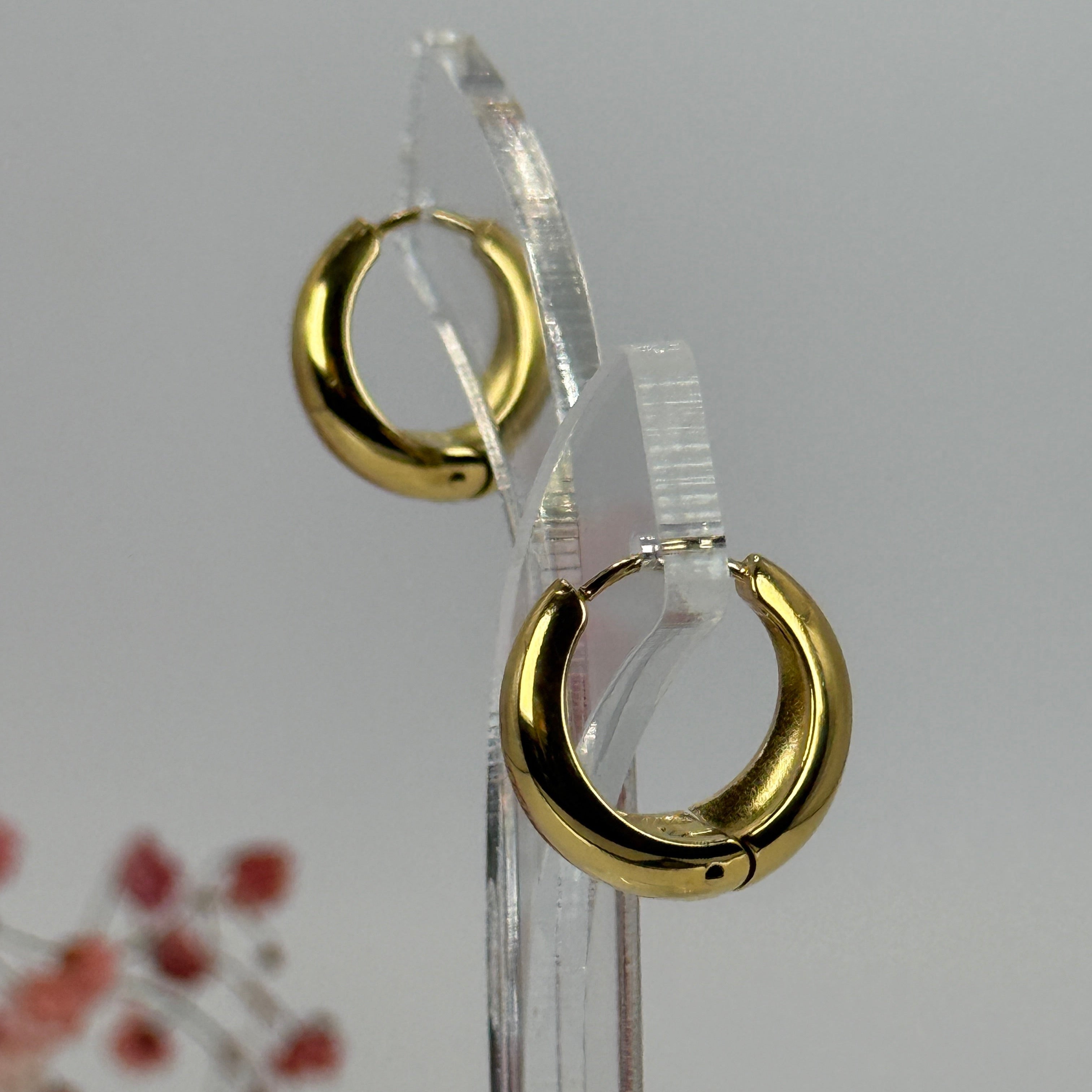 Dicke Creolen aus goldfarbenem Edelstahl – Minimalistisch, glänzend und langlebig.