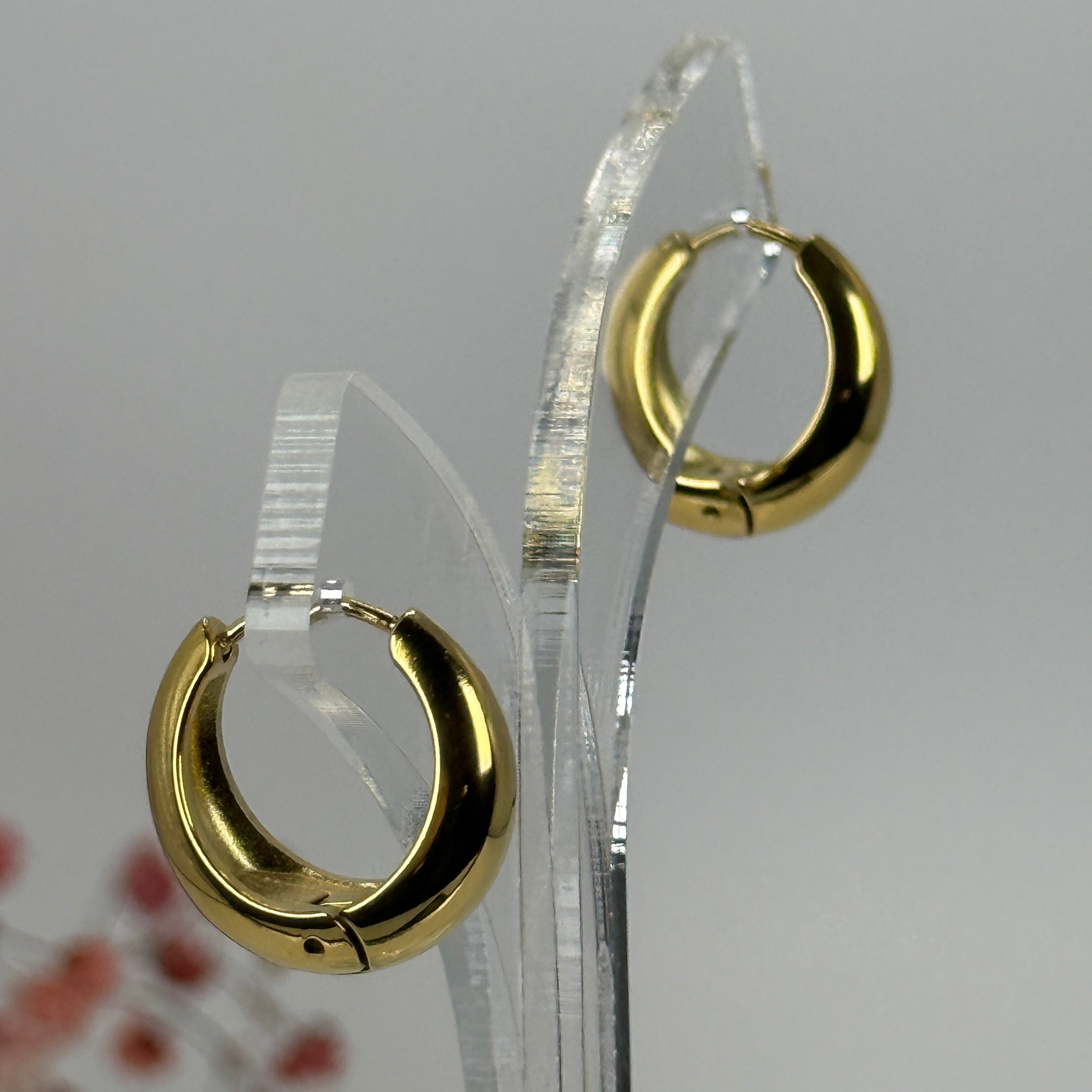Dicke Creolen aus goldfarbenem Edelstahl – Minimalistisch, glänzend und langlebig.