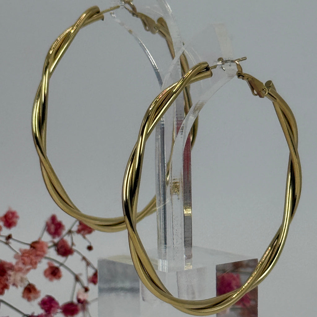Gedrehte Kreolen aus goldfarbenem Edelstahl – Elegant und widerstandsfähig.