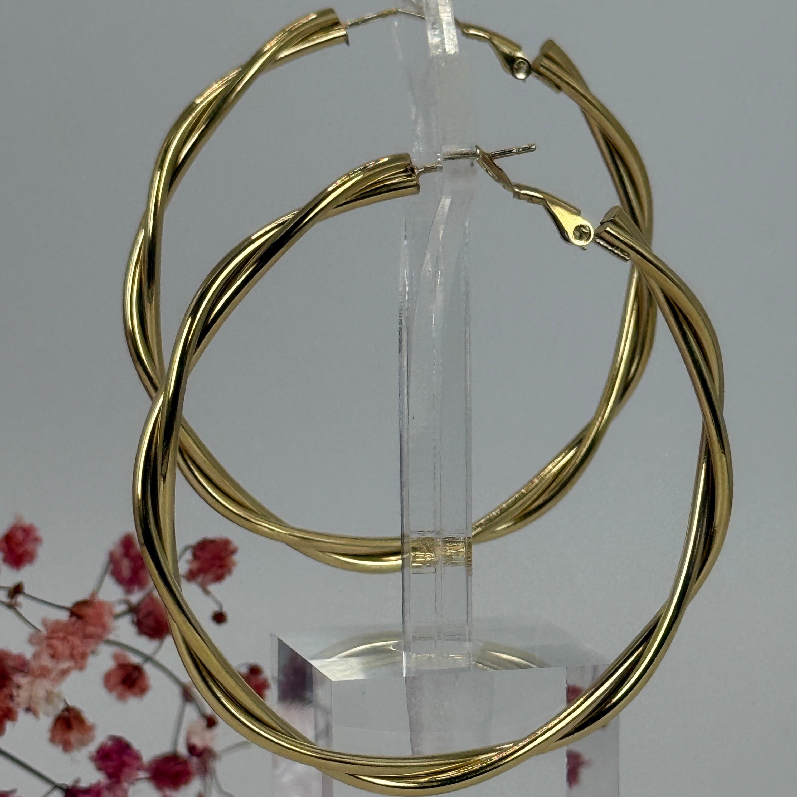 Gedrehte Kreolen aus goldfarbenem Edelstahl – Elegant und widerstandsfähig.