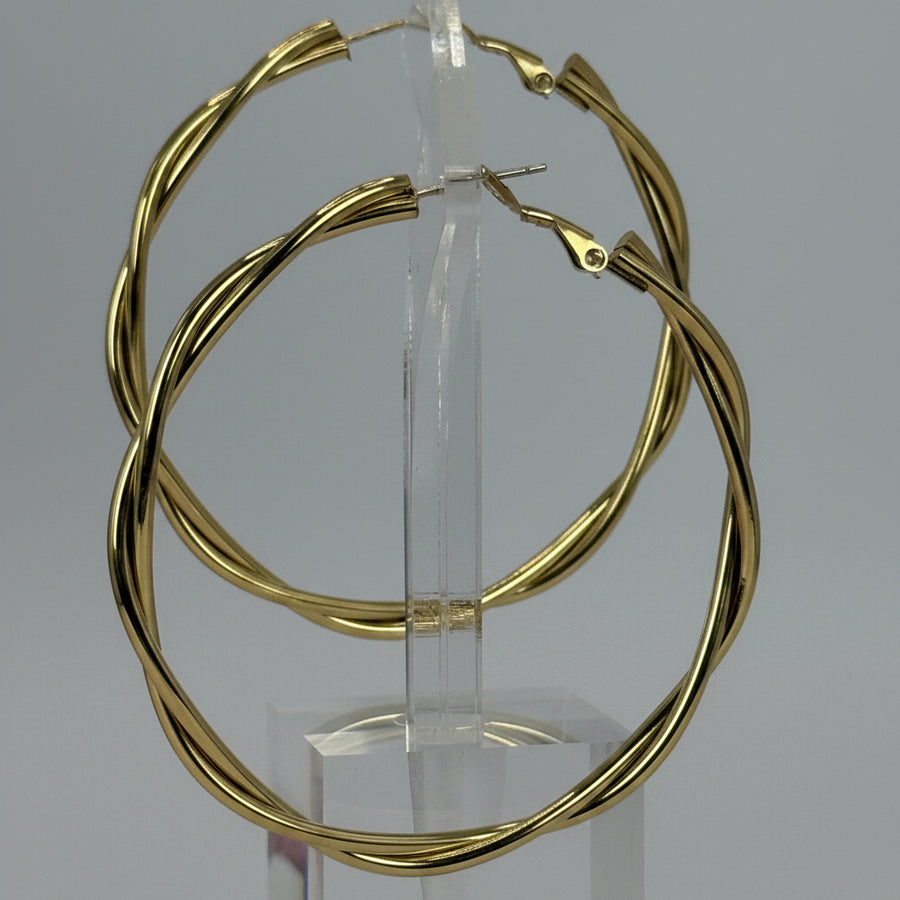 Gedrehte Kreolen aus goldfarbenem Edelstahl – Elegant und widerstandsfähig.