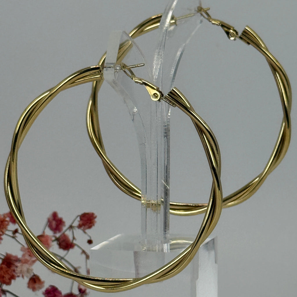 Gedrehte Kreolen aus goldfarbenem Edelstahl – Elegant und widerstandsfähig.