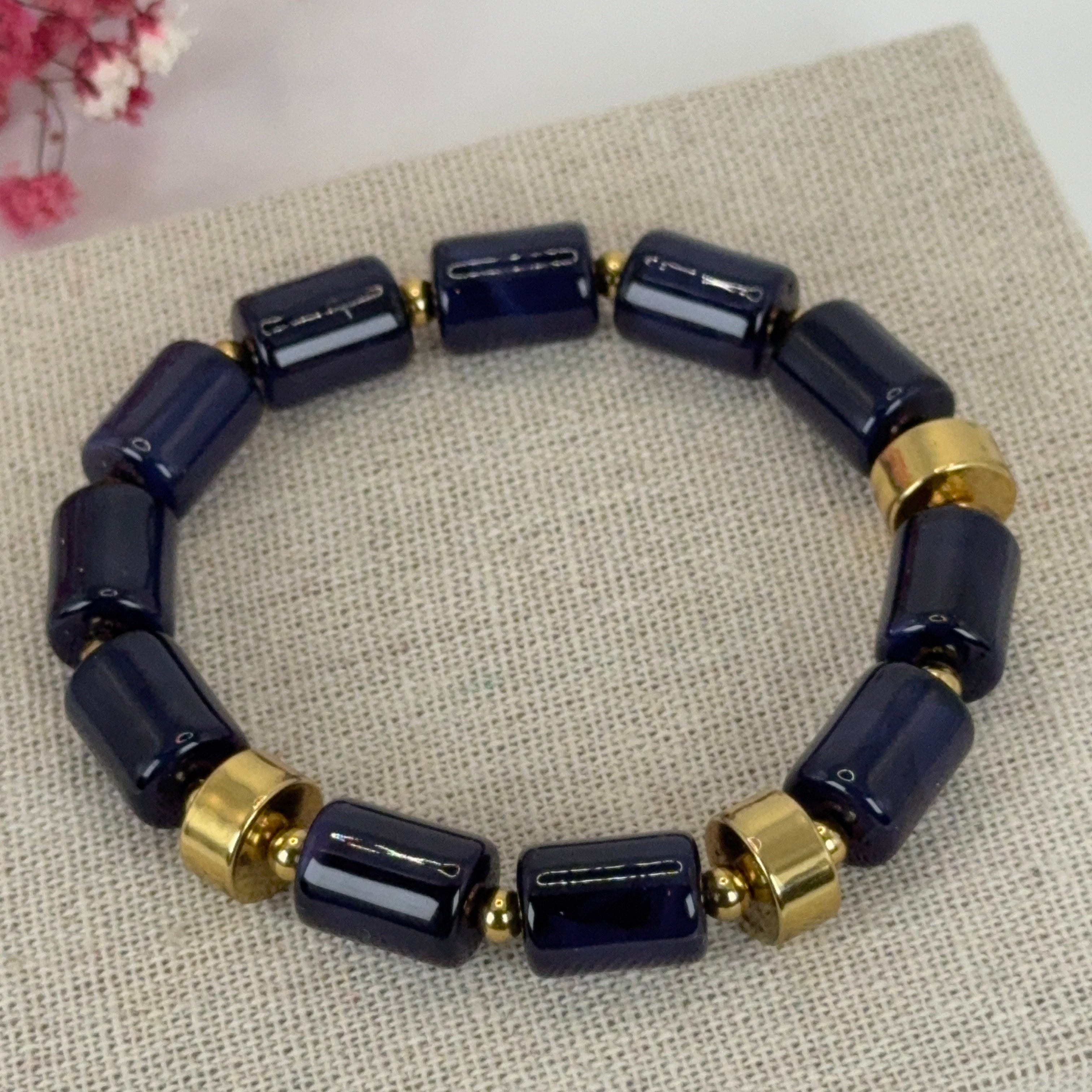 Elastische Armband van Cilindrisch Hars – Glanzende Parels & Gouden Details (Blauw, Groen of Rood).