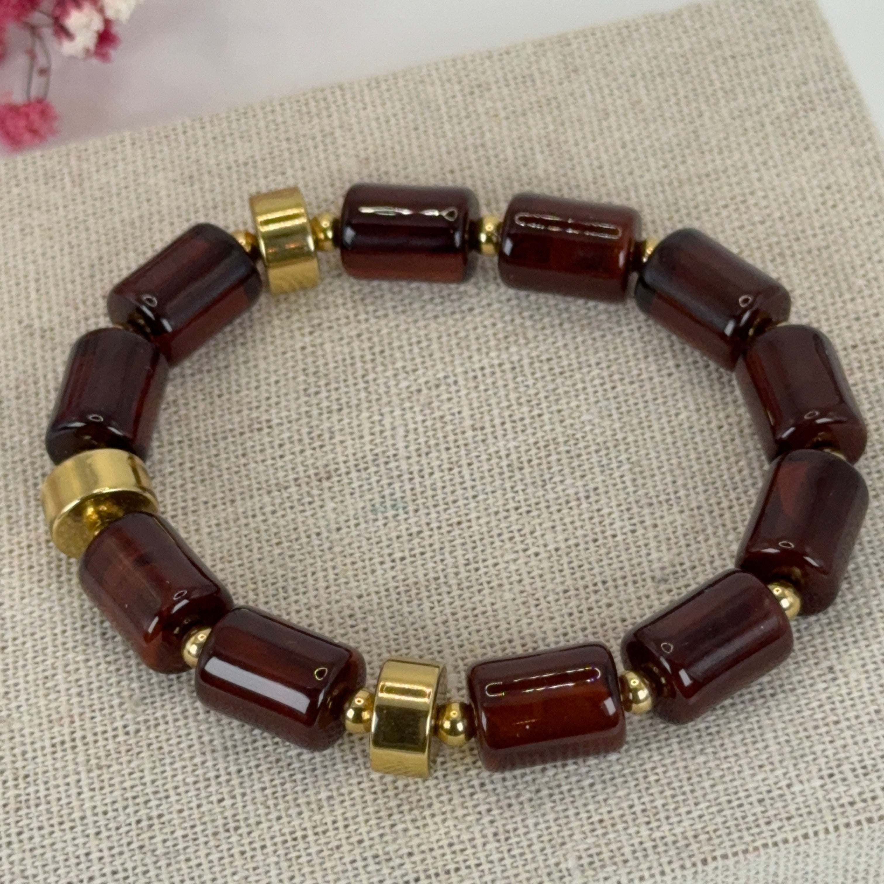 Elastische Armband van Cilindrisch Hars – Glanzende Parels & Gouden Details (Blauw, Groen of Rood).