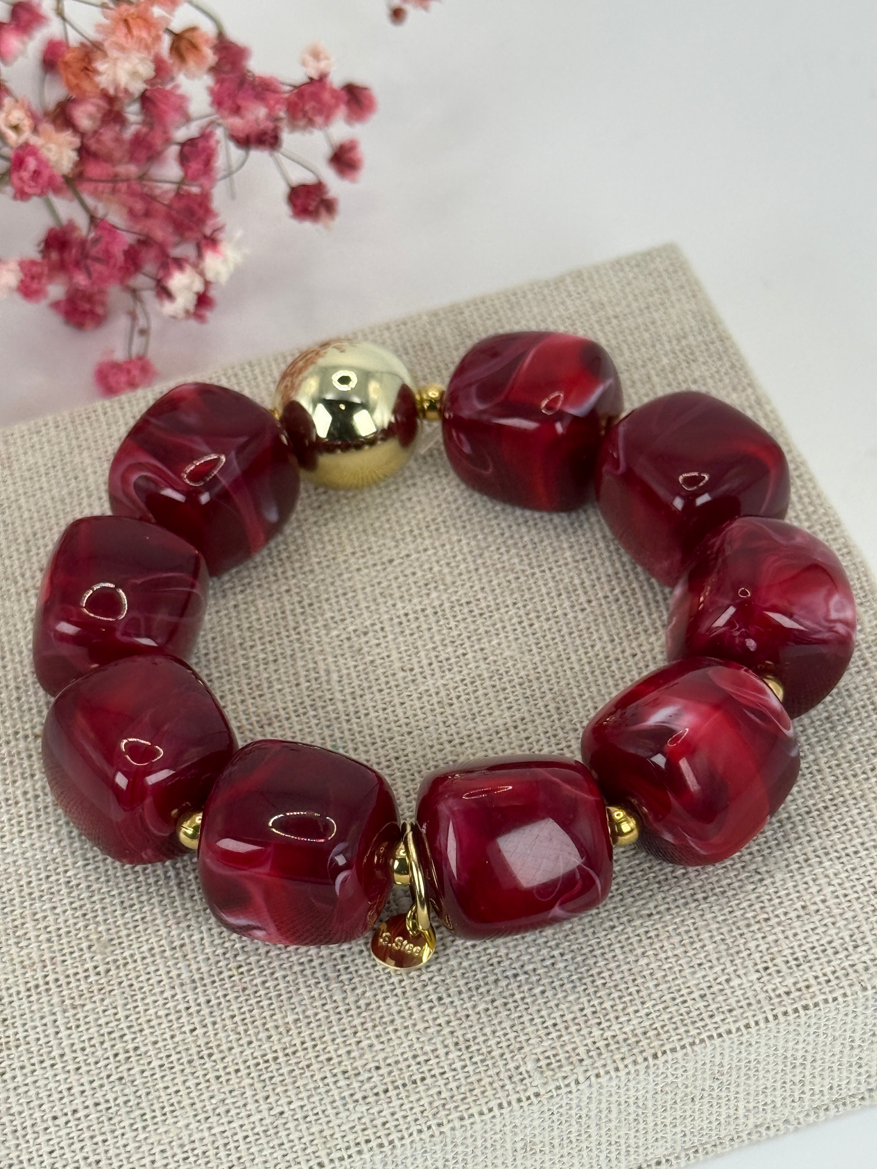 Elastische Armband van Hars – Glanzende Kubusparels & Gouden Details (Groen, Rood of Bruin).