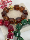 Bracelet Élastique en Résine – Perles Cubiques Brillantes & Détails Dorés (Vert, Rouge ou Marron).