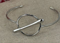 Offener Armreif aus Edelstahl, Silberfarben – Modernes Toggle-Design mit Kreis und Stange.