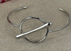 Offener Armreif aus Edelstahl, Silberfarben – Modernes Toggle-Design mit Kreis und Stange.