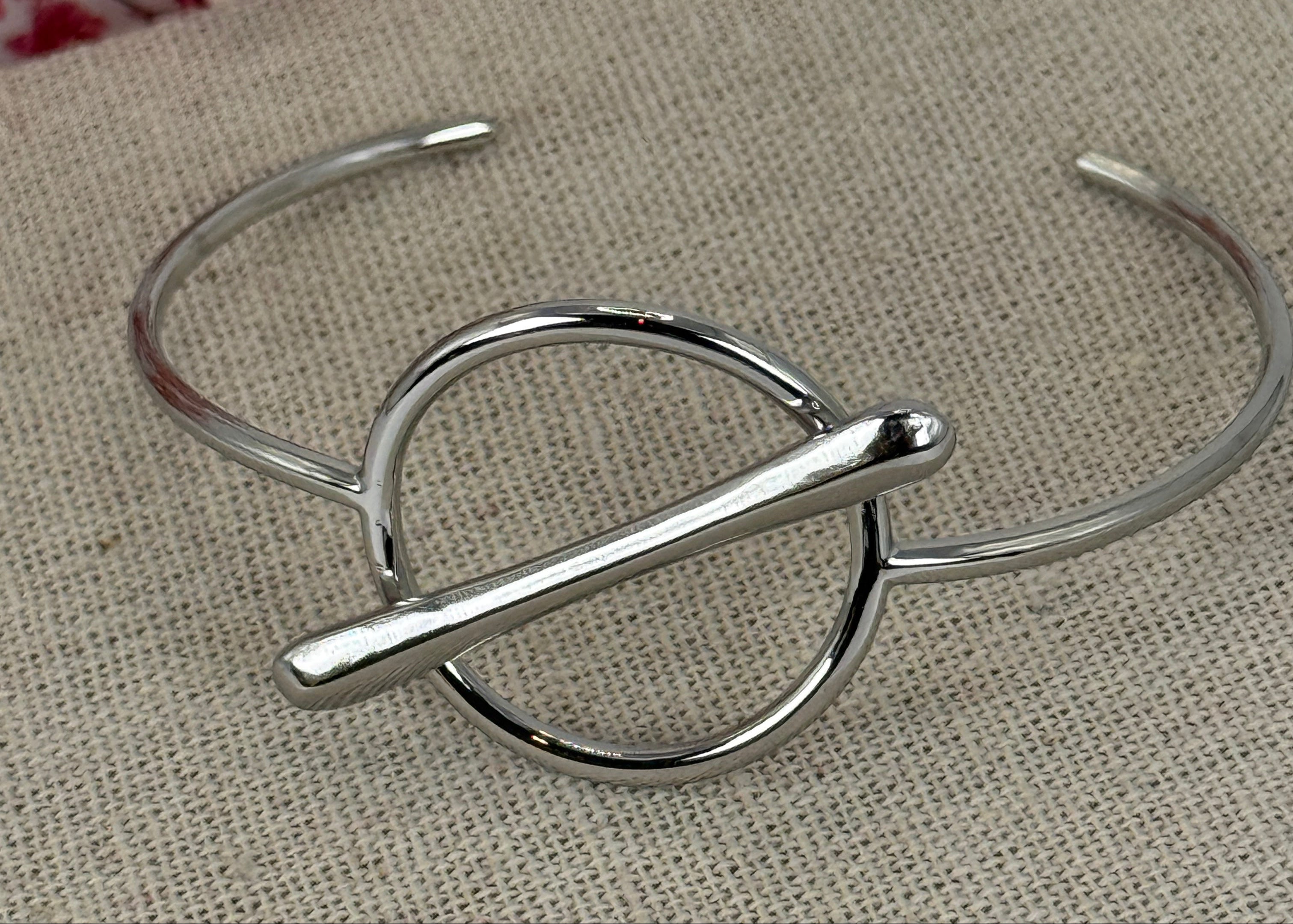 Zilverkleurige Open Armband van Roestvrij Staal – Moderne Toggle Cirkel- en Staafdesign.