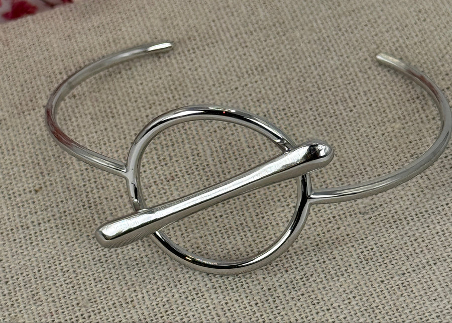 Zilverkleurige Open Armband van Roestvrij Staal – Moderne Toggle Cirkel- en Staafdesign.