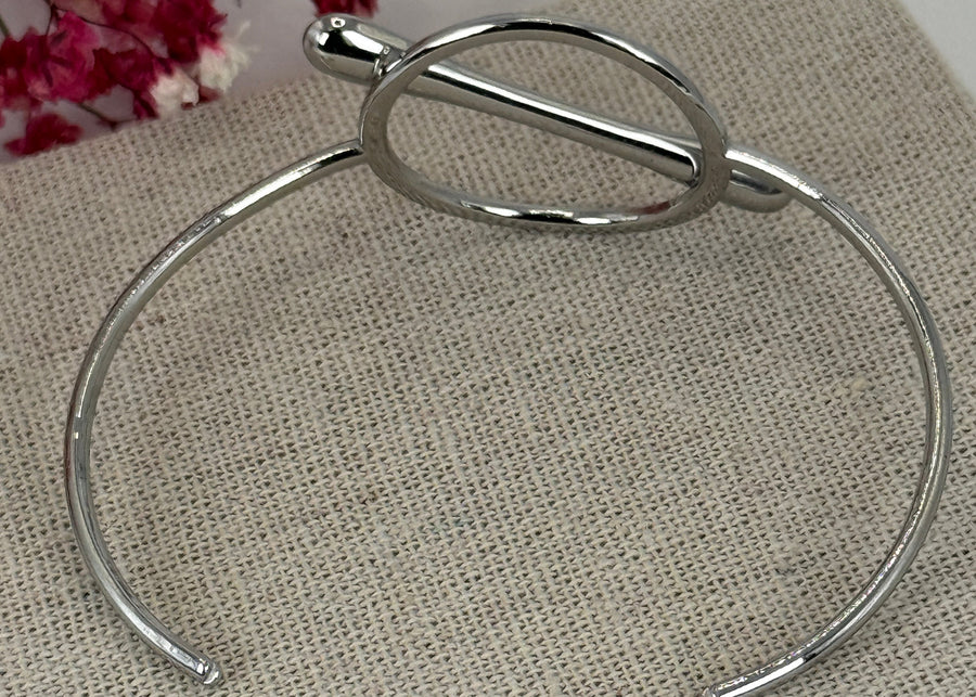 Zilverkleurige Open Armband van Roestvrij Staal – Moderne Toggle Cirkel- en Staafdesign.