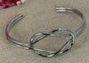 Armreif aus Edelstahl – elegante und moderne Knotenmanschette.