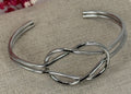 Armreif aus Edelstahl – elegante und moderne Knotenmanschette.