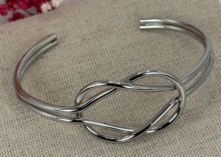Armreif aus Edelstahl – elegante und moderne Knotenmanschette.