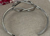 Armreif aus Edelstahl – elegante und moderne Knotenmanschette.