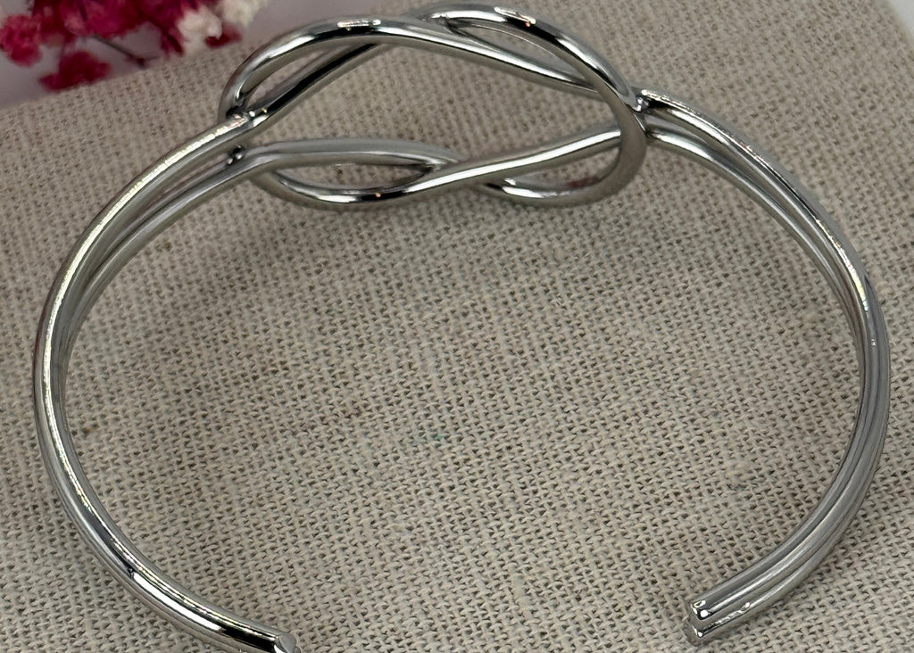 Armreif aus Edelstahl – elegante und moderne Knotenmanschette.
