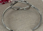 Armreif aus Edelstahl – elegante und moderne Knotenmanschette.