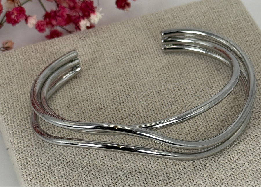 Bracelet Jonc Argenté en Acier Inoxydable – Manchette Triple Brin Entrelacé Moderne.