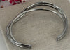 Bracelet Jonc Argenté en Acier Inoxydable – Manchette Triple Brin Entrelacé Moderne.