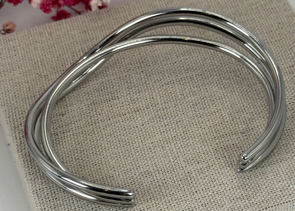 Armreif aus silberfarbenem Edelstahl – Modernes, dreisträngiges, geflochtenes Manschettenarmband.