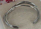 Armreif aus silberfarbenem Edelstahl – Modernes, dreisträngiges, geflochtenes Manschettenarmband.