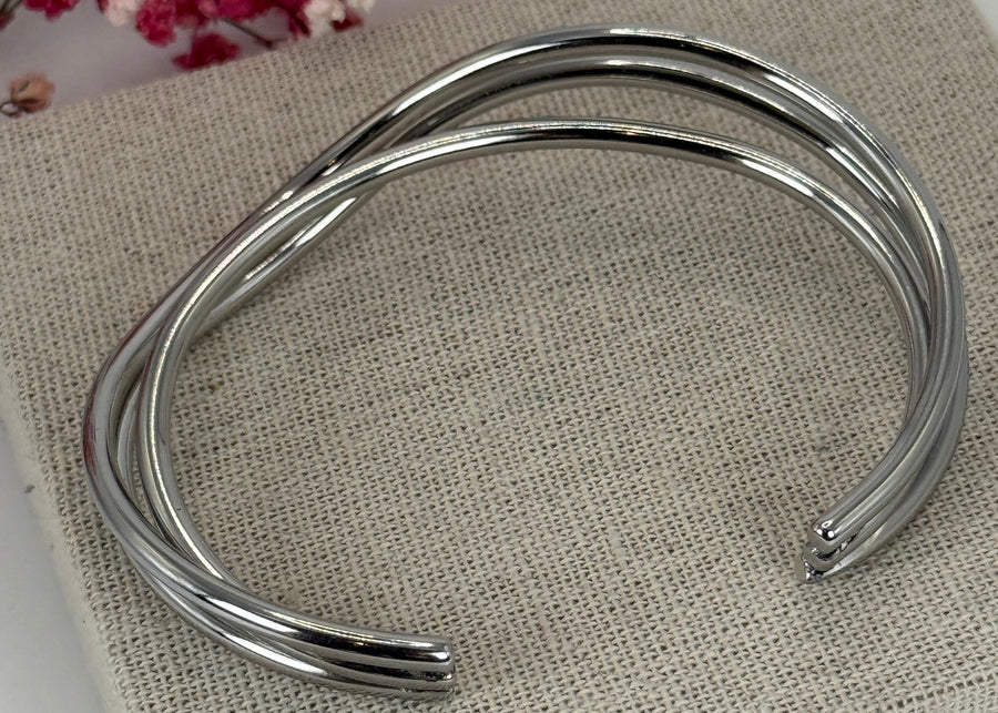 Bracelet Jonc Argenté en Acier Inoxydable – Manchette Triple Brin Entrelacé Moderne.
