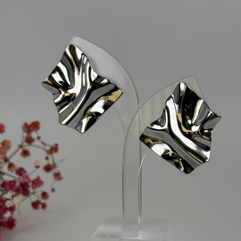 Oorklemmen met geplooid effect, goud- of zilverkleurig – Hypoallergeen roestvrij staal.
