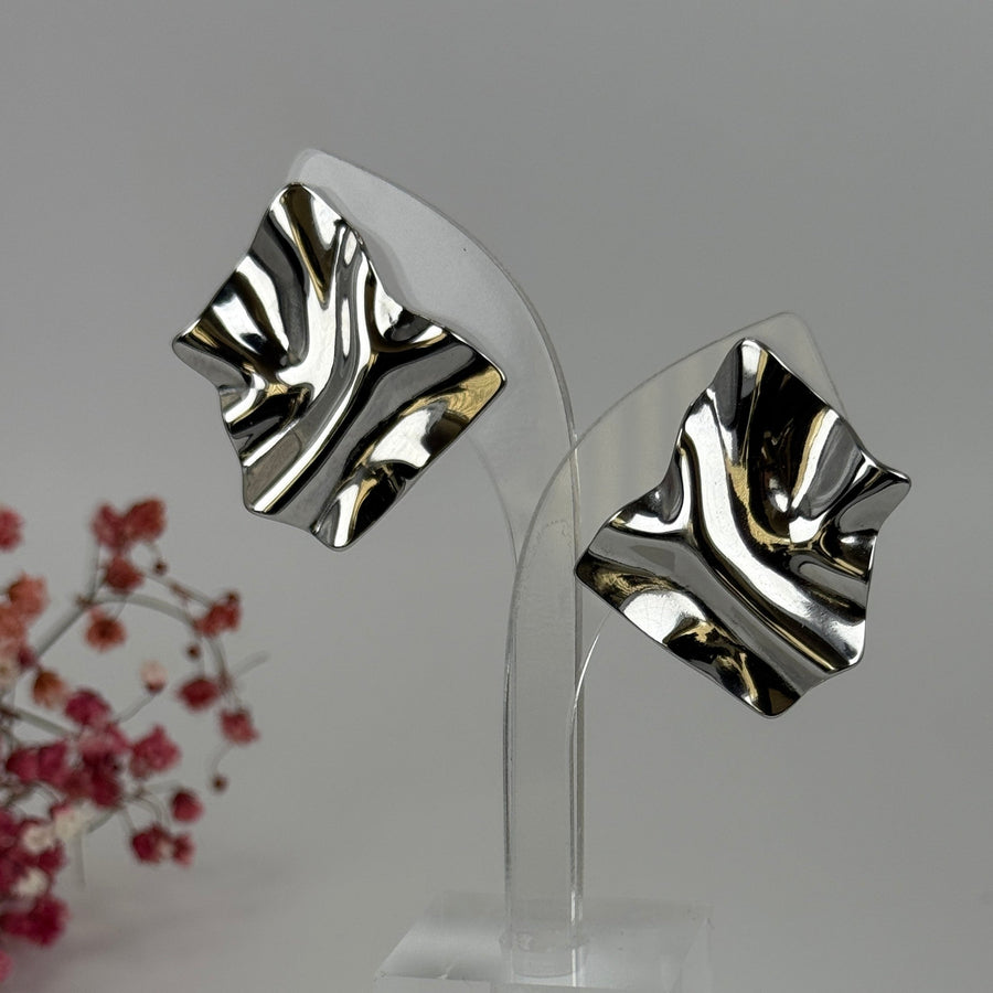 Ohrclips mit zerknittertem Gold- oder Silbereffekt – Hypoallergener Edelstahl.