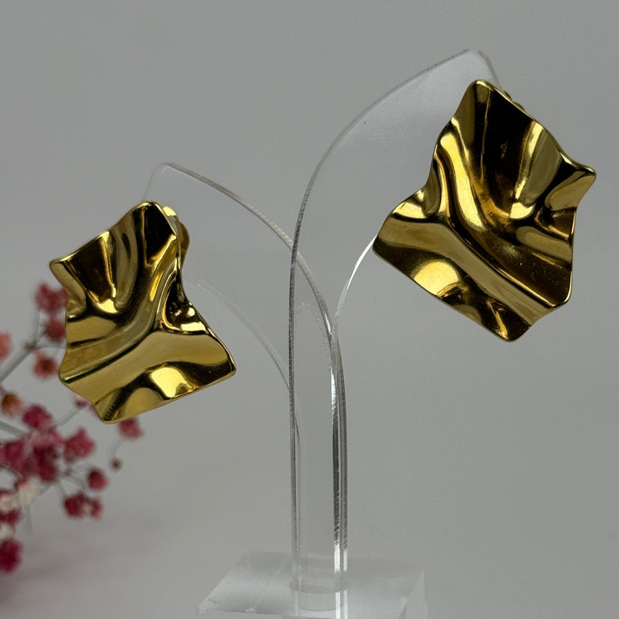 Ohrclips mit zerknittertem Gold- oder Silbereffekt – Hypoallergener Edelstahl.